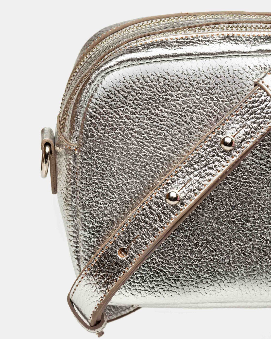 Bandolera Eterial en cuero graneado metalizado